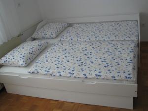 białe łóżko z dwoma poduszkami w obiekcie Apartment Marinka w Bledzie