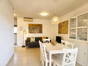 a living room with a table and a couch at Villa Paulina in Sant Martí d'Empúries