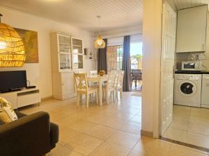 a kitchen and living room with a table and chairs at Villa Paulina in Sant Martí d'Empúries +14 photos