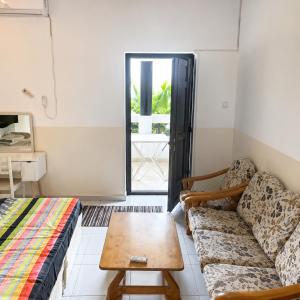 ein Wohnzimmer mit Sofa und Tisch in der Unterkunft Brise de Mer Sun in Dschibuti