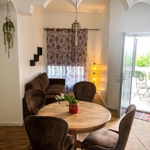 ein Wohnzimmer mit Tisch, Stühlen und Sofa in der Unterkunft Brise de Mer Sun in Dschibuti