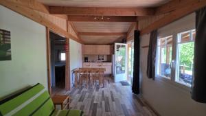 a kitchen and dining room with a table and chairs at Le Verdoyant in Thenon