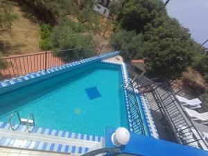 an overhead view of a swimming pool at Velendzas Holidays in Alikanas