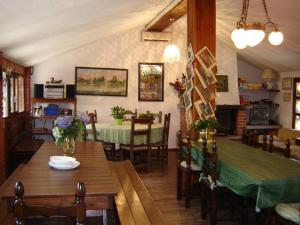 a kitchen and dining room with a table and chairs at Agriturismo La Garzonera in Vergiate