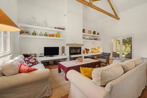 a living room with two couches and a tv at Monte Do Poço Country House in Erra