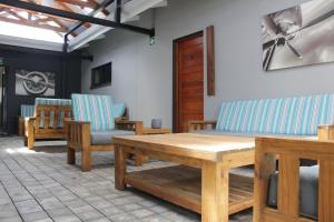 a living room with chairs and a wooden table at The Hank Bethlehem Pty Ltd in Bethlehem