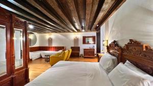 a bedroom with a bed with a wooden ceiling at Hotel Saturnia & International in Venice +87 photos