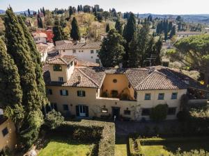 an aerial view of a villa with a garden at Villa Pian dei Giullari con Piscina in Florence