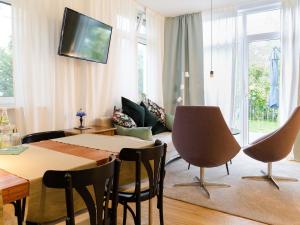 a living room with a dining room table and a living room at Apartment Am Apfelbaum in Reutlingen
