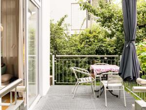 a patio with a table and chairs on a balcony at Apartment Am Apfelbaum in Reutlingen