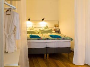 a bedroom with a bed with a large mirror at Apartment Am Apfelbaum in Reutlingen +10 photos