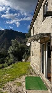 a building with a green mat in front of a window at Vale Das 7Lagoas in Geres