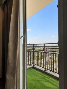 a balcony with a view of the ocean at The Skyline Studio in Greater Noida