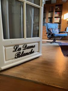 a sign on the side of a window with the words les damned blumenthal at La Chouette in Beynat