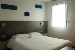 מיטה או מיטות בחדר ב-H24 HOTEL