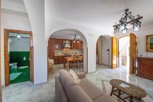 a living room with a couch and a table at Il Vigneto in Tramonti