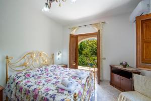 a bedroom with a bed with towels on it at Il Vigneto in Tramonti