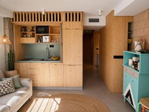 a living room with a couch and a kitchen at Viviendas El Tiburón in Almerimar