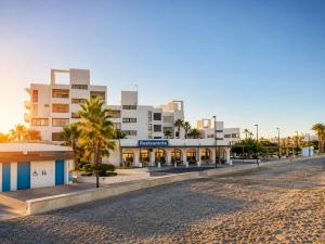 an empty street in front of a building at Viviendas El Tiburón in Almerimar