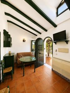 a living room with a couch and a table at Villas El Cañuelo in Monturque
