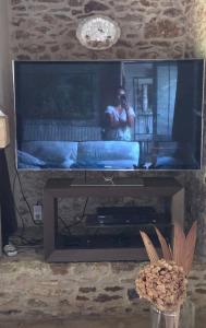 a person taking a picture of a television in a living room at Maison Briadre Paris Disney gitelevouilly in Chauffry