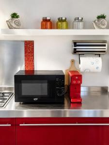 a microwave oven sitting on top of a kitchen counter at al home in Crema +27 photos