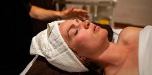 a man with a towel on his head getting a massage at Venabu Fjellhotell in Venabygd