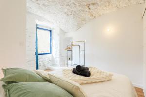 a white room with a couch and a mirror at Maison de Charme - Écrin de Nature in Saint-Privat