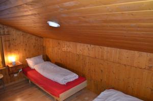 a small room with a bed in a wooden cabin at Dent-Blanche in Les Collons