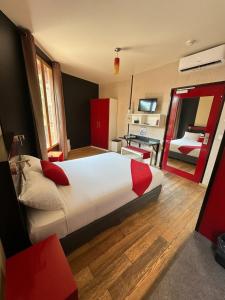 ein Schlafzimmer mit einem großen Bett und einem Schreibtisch in der Unterkunft Marinha Hôtel in Gentilly