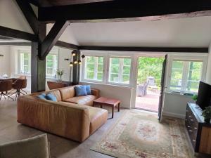 a living room with a couch and a table at FH Luhe-Hof - Historisches Reetdachanwesen in Winsen