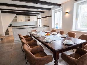a dining room with a wooden table and chairs at FH Luhe-Hof - Historisches Reetdachanwesen in Winsen