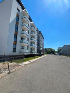 an empty street in front of a building at Luna Residence in Baia Mare