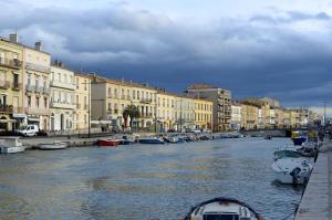 Tầm nhìn suối chảy gần căn hộ