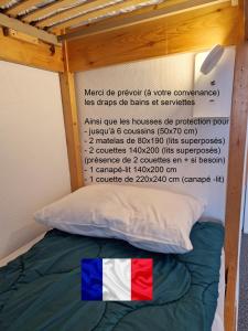 a sign on a bed with a flag on it at Studio Moderne Pied Des Pistes 4 p in La Pierre Saint Martin