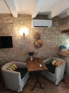 a living room with two couches and a table at Domaine de Givré in Chinon