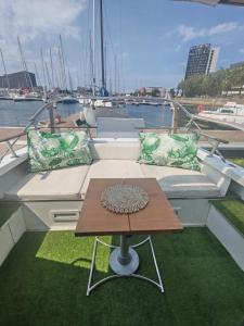 a small table on the back of a boat at Nuit insolite dans un bateau in Le Havre