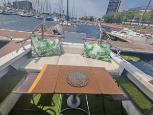 a table on the back of a boat in the water at Nuit insolite dans un bateau in Le Havre