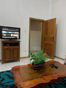 a living room with a coffee table and a tv at Residence wafa 1 in Jijel
