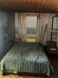 a bedroom with a bed with a view of the ocean at Vila Damjanka Banja Vrujci in Popadić
