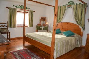 Un pat sau paturi într-o cameră la Sembenini Palace