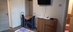 a room with a table and a basketball hoop on the wall at Pension Johnnys in Görlitz