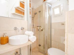 a bathroom with a sink and a shower at Casa con Vista a POLIGNANO a Mare in Polignano a Mare