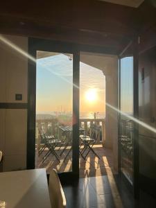 a room with a balcony with a view of the sunset at Pantin Beach View Villa Pool Aloha-te in Pantín