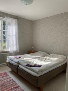 a bedroom with a bed in a room at Mallas Stenstugu B&B in Visby