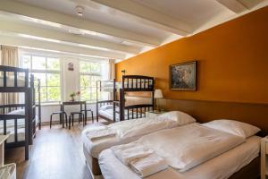 a bedroom with two bunk beds and a table at Hotel Prinsenhof Amsterdam in Amsterdam
