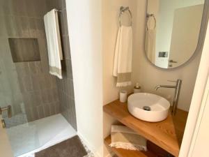 a bathroom with a sink and a shower at Casa Mamosteira Apartamento da Eira in Sandim +14 photos