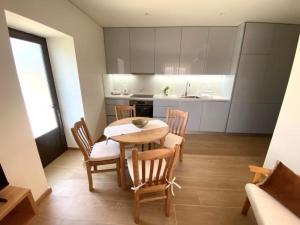 a kitchen with a table and chairs in a room at Casa Mamosteira Apartamento Refugio in Sandim