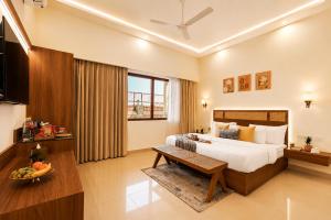 a hotel room with a bed and a table at Manovan Resort by Eastlynn Experiences, Jim Corbett in Belparāo