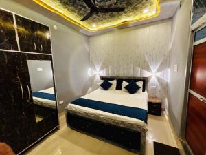 a bedroom with a bed and a mirror at Hotel O Suryavanshi Palace in Ayodhya